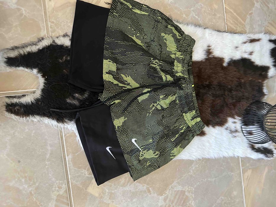 Дамски къси спортни панталонки на Nike