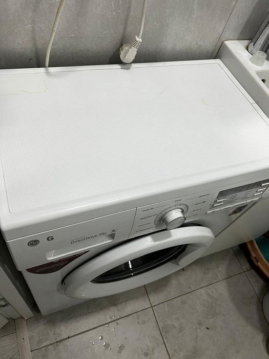 Стиралка и диван и креслом