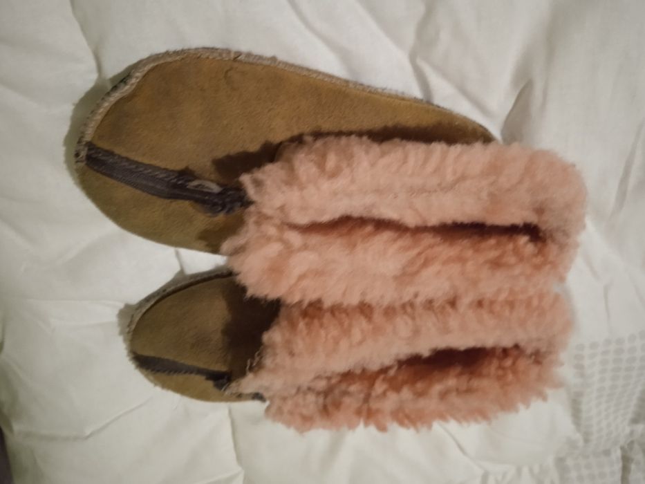 Продавам детски пантофки, естествена кожа, носени, добре запазени