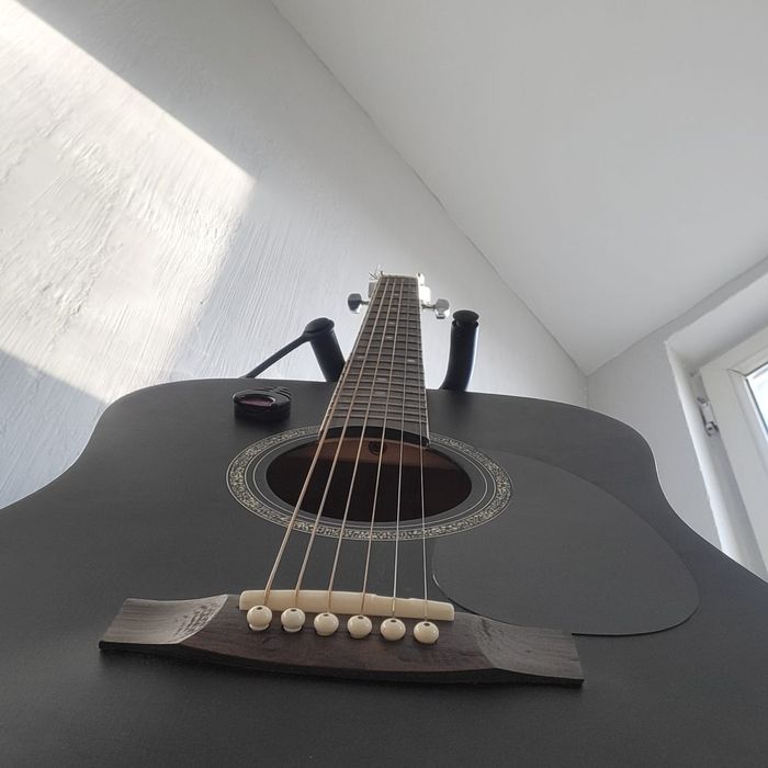 Продам акустическую гитару