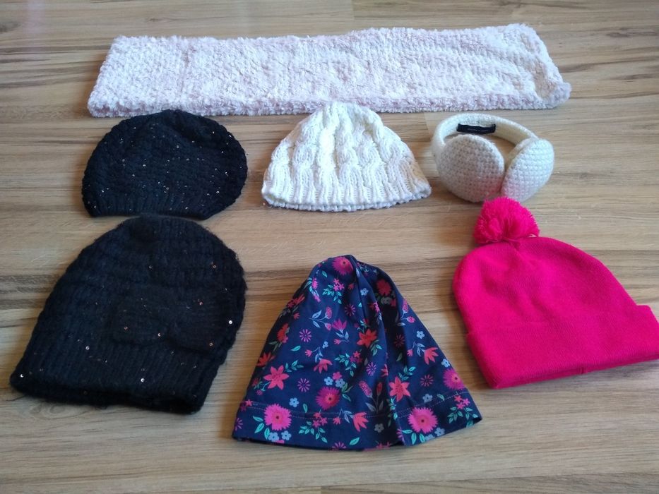 Лот от зимни шапки