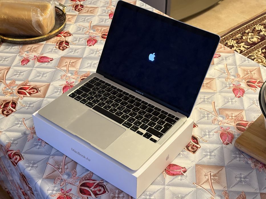 Продам Макбук air 13 m1