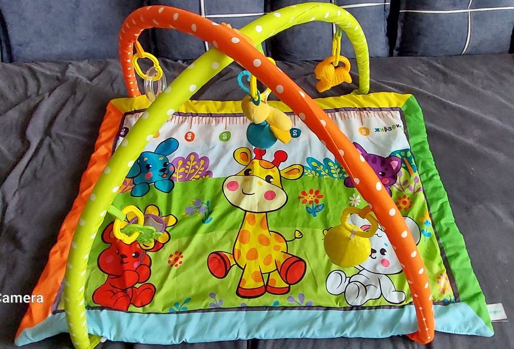 Детский коврик с игрушками