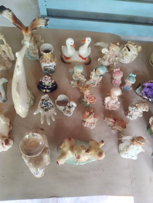 Diferite bibelouri pentru nostalgici românești si straine