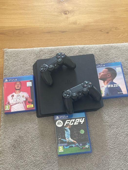 Продавам: PlayStation 4, два джойстика и три игри на Fifa