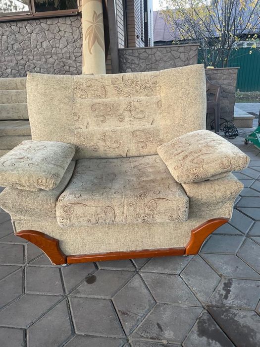 Диван и кресло.