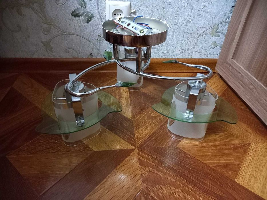 Продаю 2 Люстры красивые