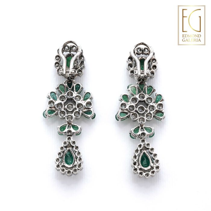 Pereche de cercei din aur alb, decorată cu smaralde și diamante