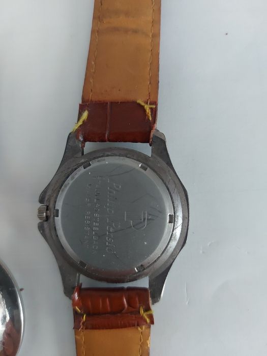 Часы наручные кварцевые.