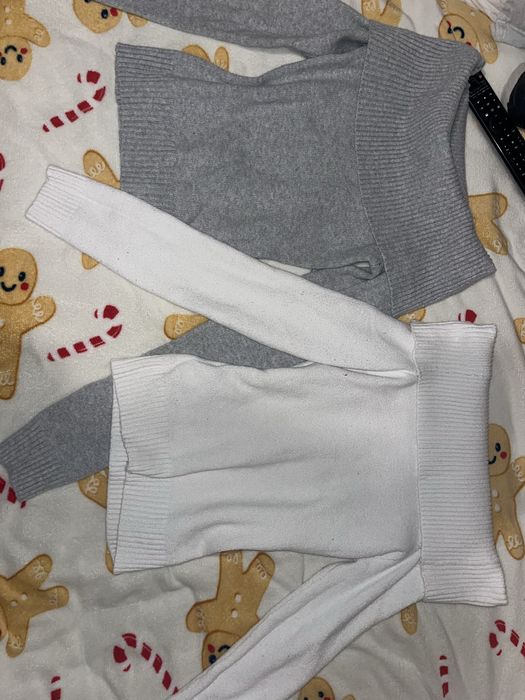 Комплект бял и сив пуловер с голи рамене