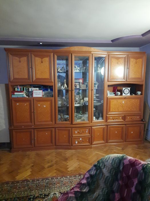 Vand vitrina din lemn masiv calitate excepțională.