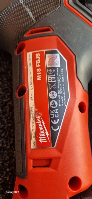 Milwaukee ferestrau pendular pe acumulator.