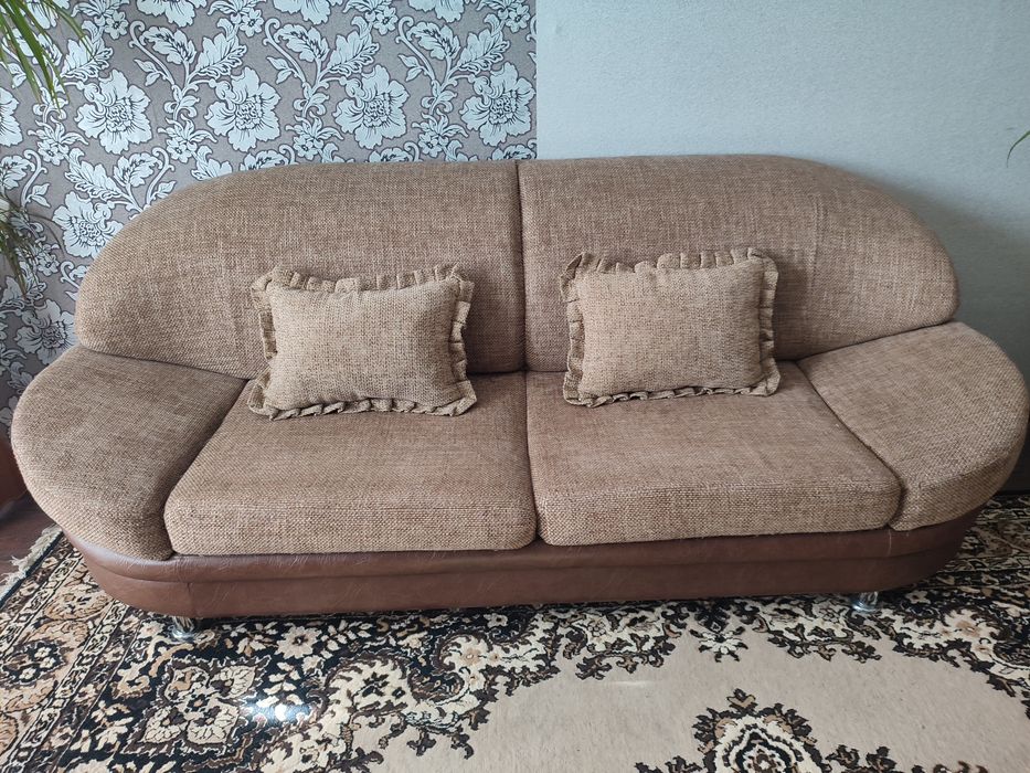 Продаётся диван и два кресла