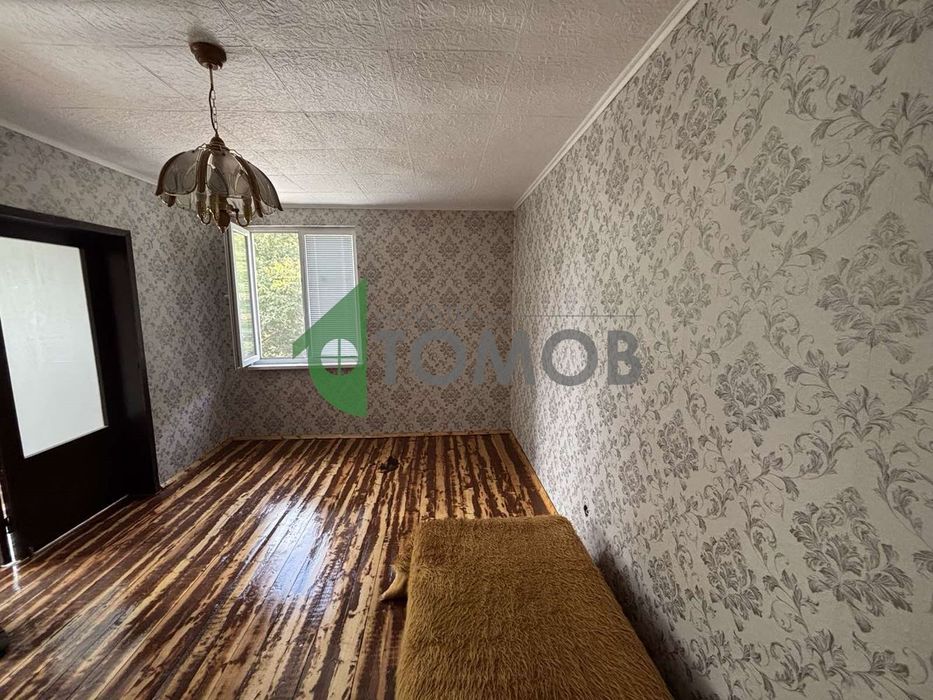 Двуетажна масивна къща в село Змейово