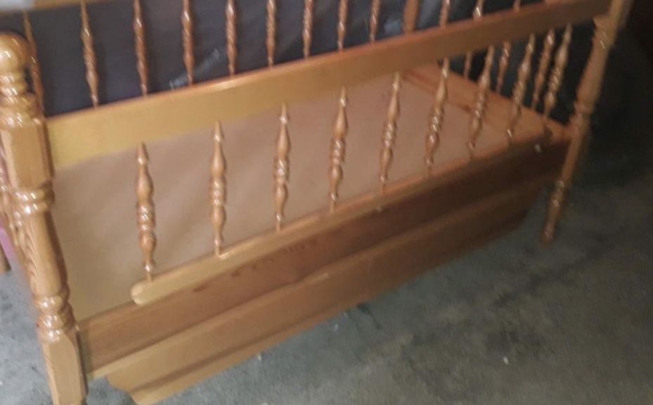 Столче за хранене и детско чамово легла