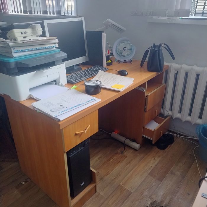 Продам мебель: столы и тумба