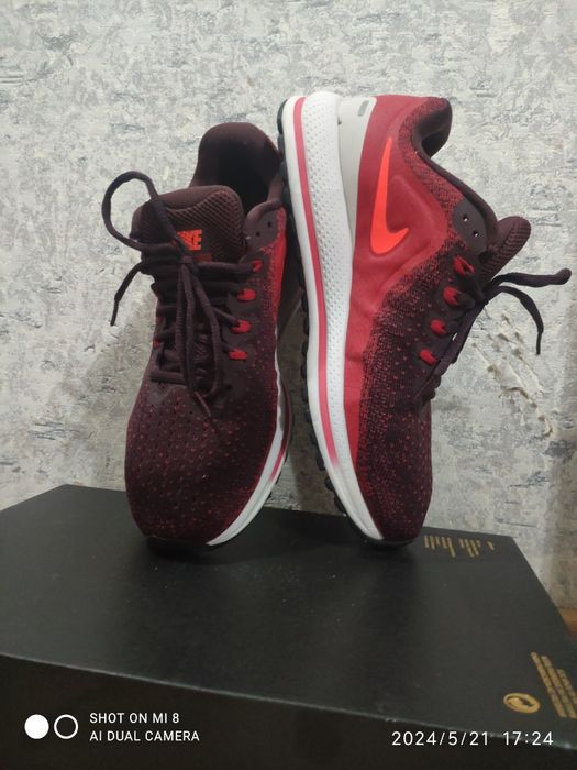 Кроссовки NIKE ---