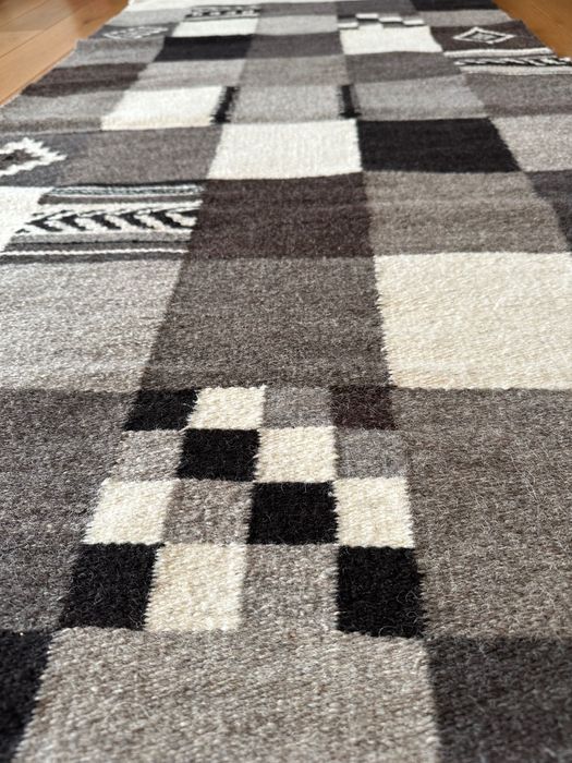 Covor tradițional țesut manual