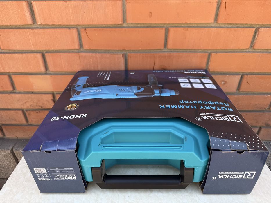 Перфоратор 900W новый