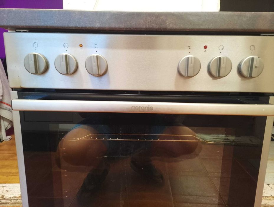 Фурна със стъклокерамичен плот за вграждане Gorenje енергиен клас А