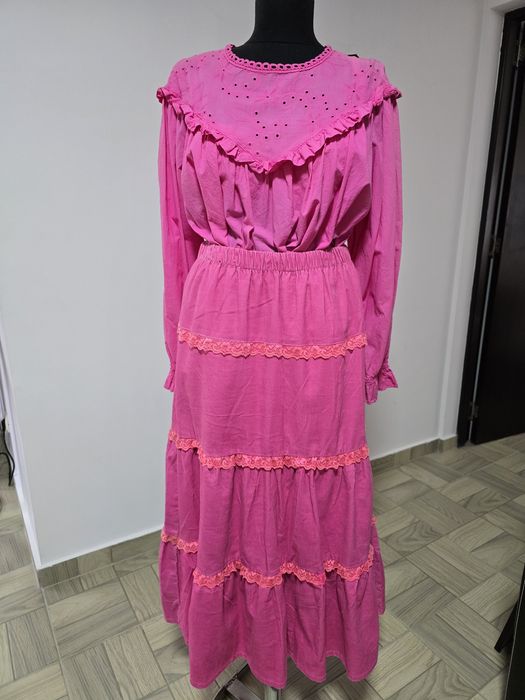 Fusta fucsia din raiat cu volane feminine si dantela