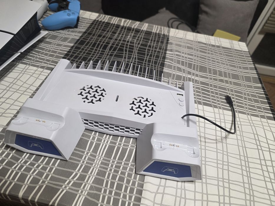 Продавам PlayStation 5 Slim с дисково устройство перфектно състояние с гаранция!