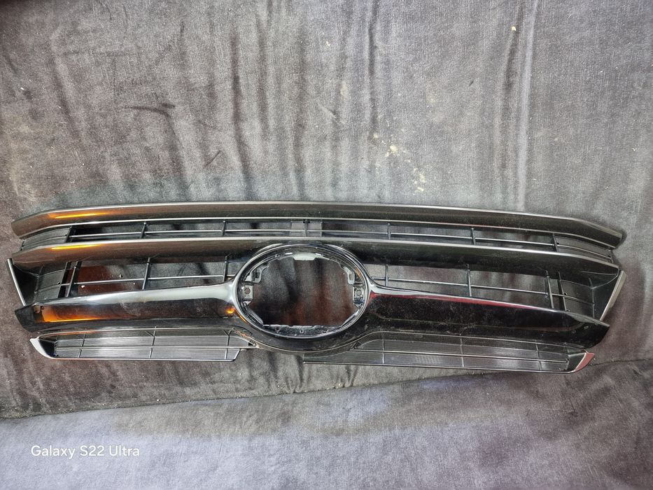 Продам решетку радиатора, верхнюю