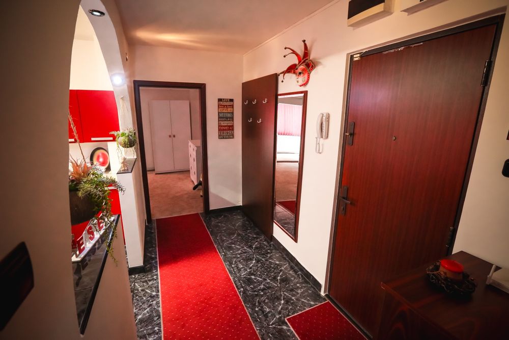 Închiriez apartamen