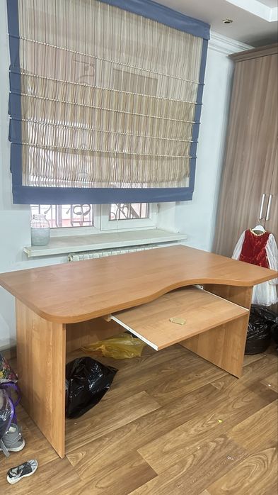 Стол офисный, в хорошем состоянии