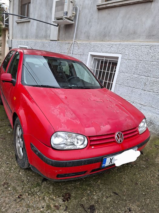 Голф 4 дизел.Колата е в движение.