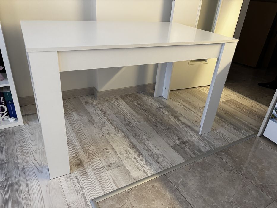 Продавам трапезна маса