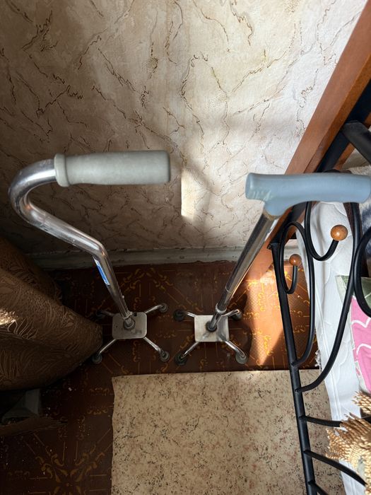 Палочки б/у для пожилых людей