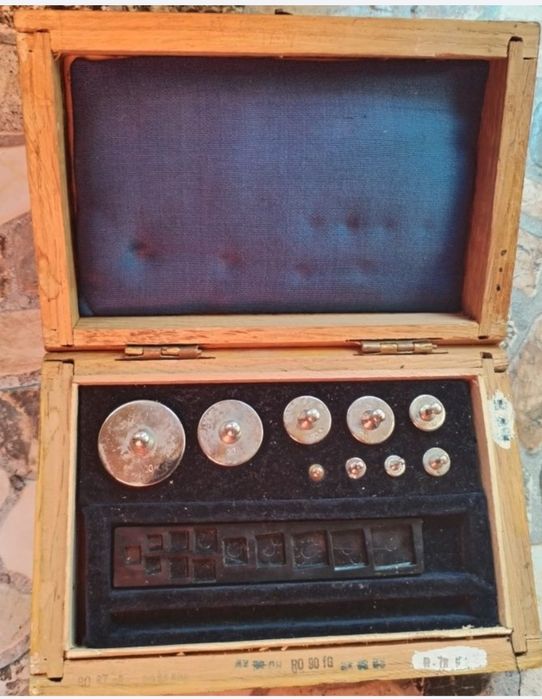 voltmetru cu mufă d încărcare și set greutăți mici de la 1 gram la 100