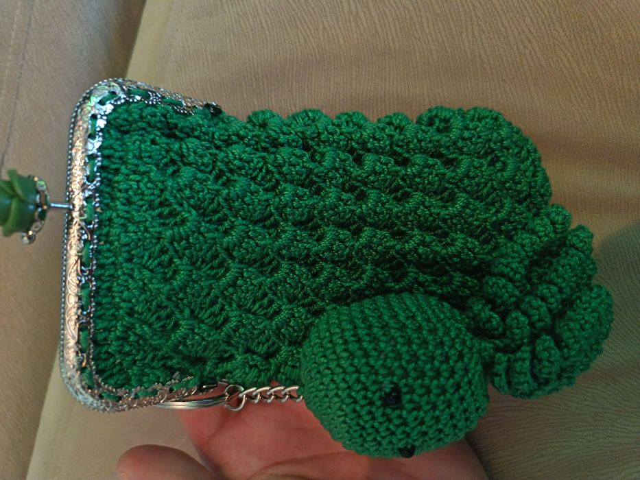 Portofel verde cu breloc croșetate nou