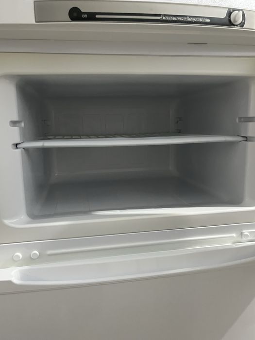Продается 2-х камерный холодильник Indesit