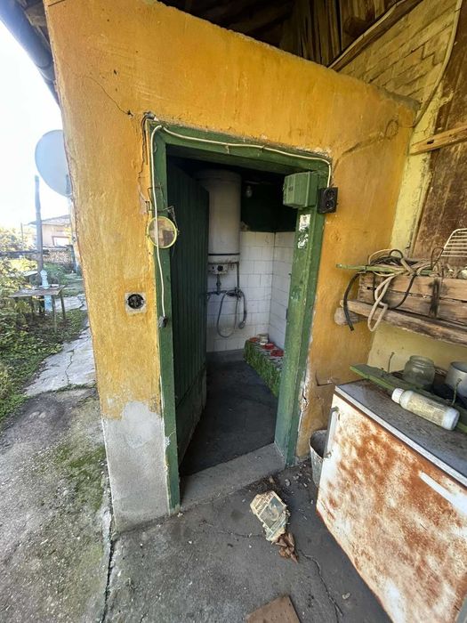 Двуетажна къща с фотоволтаици, с. Цар Асен