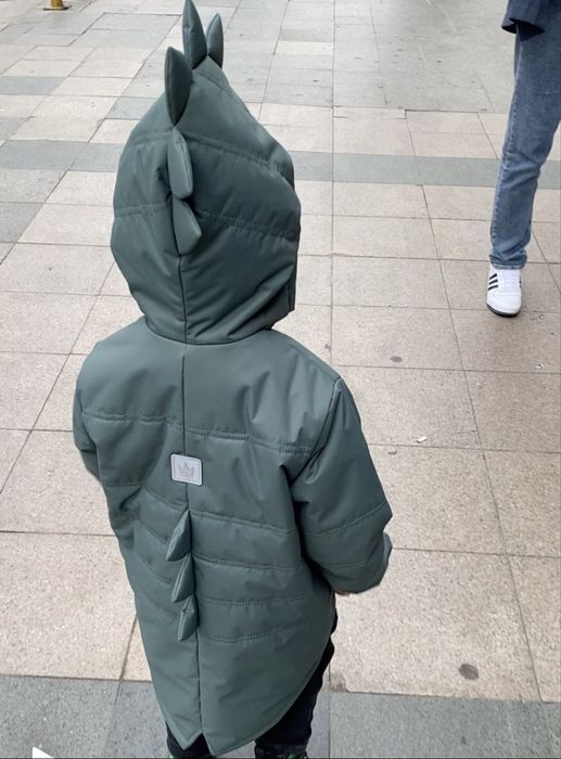 Продам детскую куртку minidino