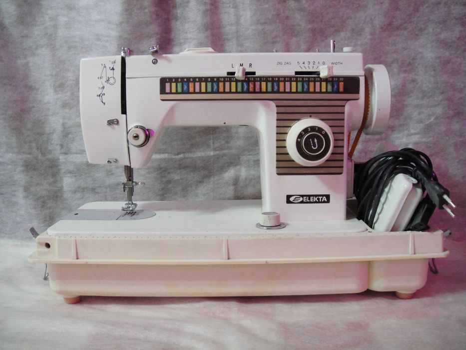 Швейная машинка " ELEKTA ".