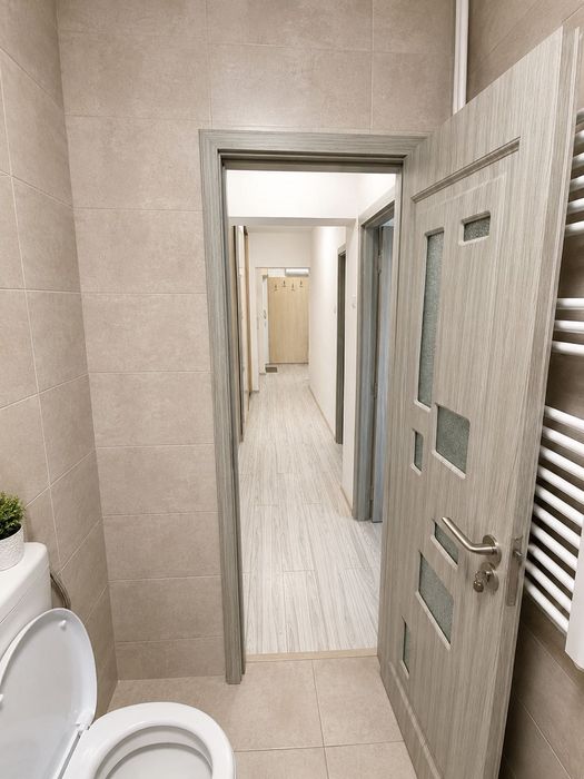 Se închiriază apartament cu 2 camere, decomandat, având o suprafață utilă de 52 mp, situat la etajul 3 din 4, în cartierul Rogerius.