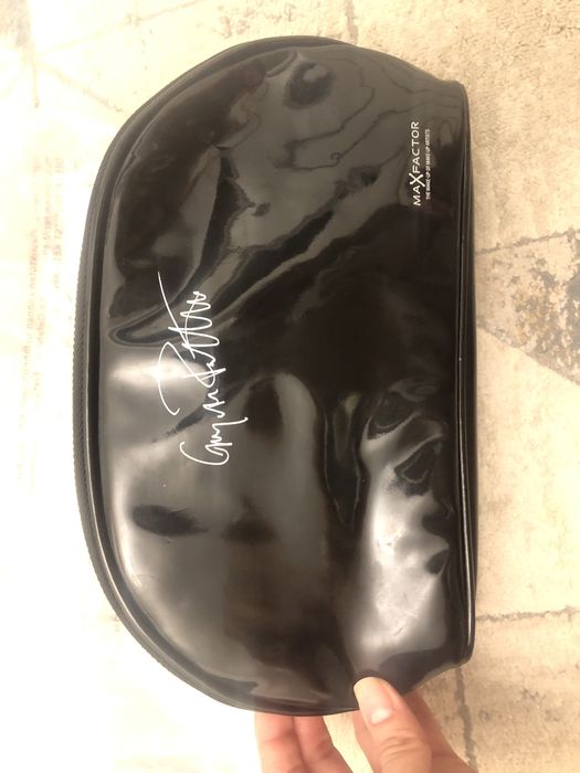Косметичка новая черная maxfactor