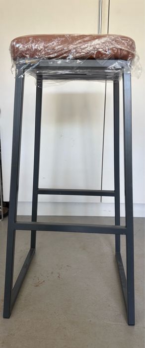 Продават се 8 броя бар столове тапицирани с искуствена кожа,