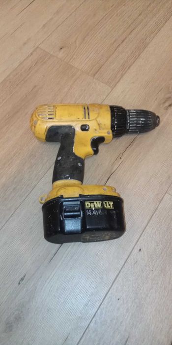 Masina de gaurit DeWalt 14.4 V , bateria defecta