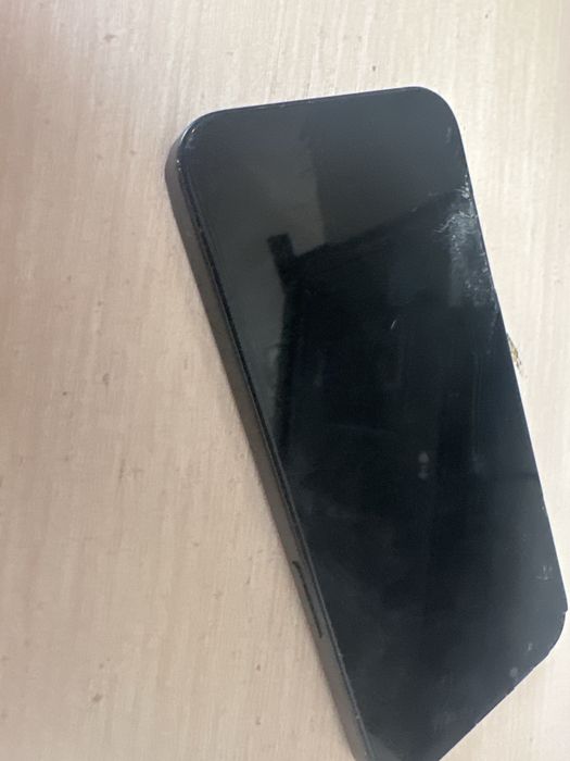 iPhone 13 разбитый