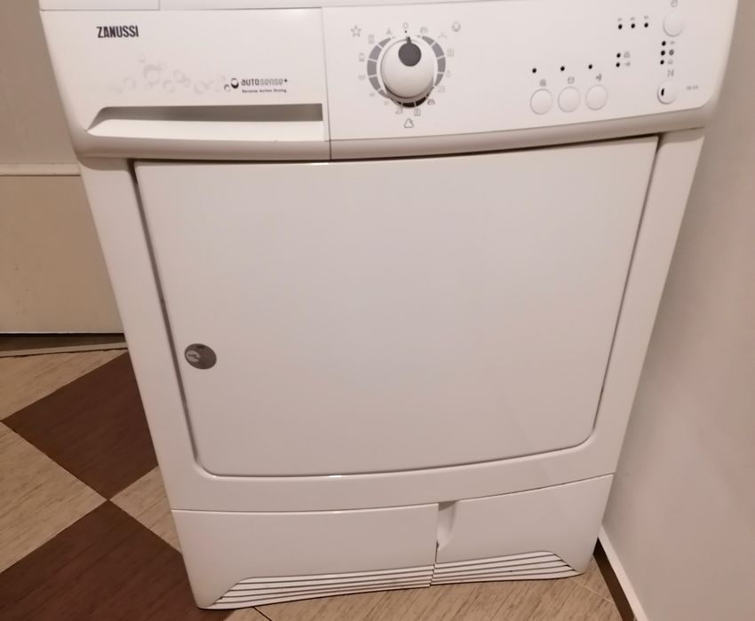 Сушилня Zanussi ZTE270 AutoSense в добро състояние работеща до момента