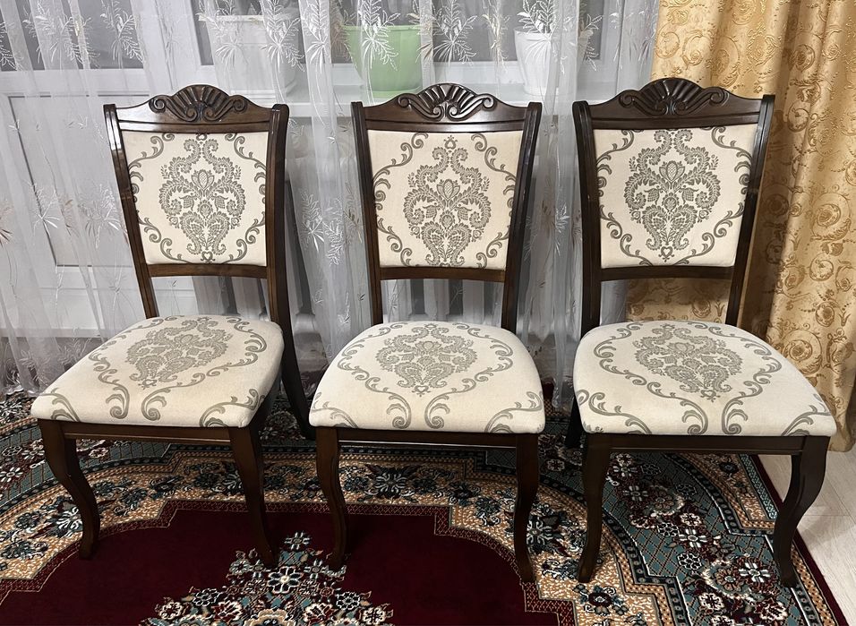 Стол со стульями для гостинной