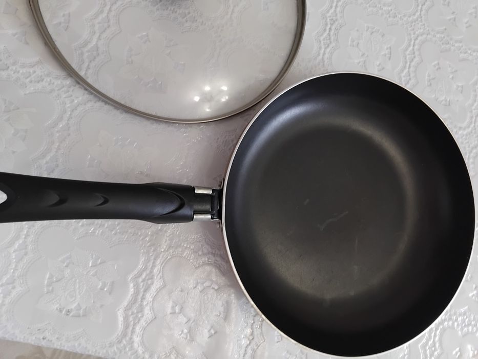 Сковорода с крышкой.