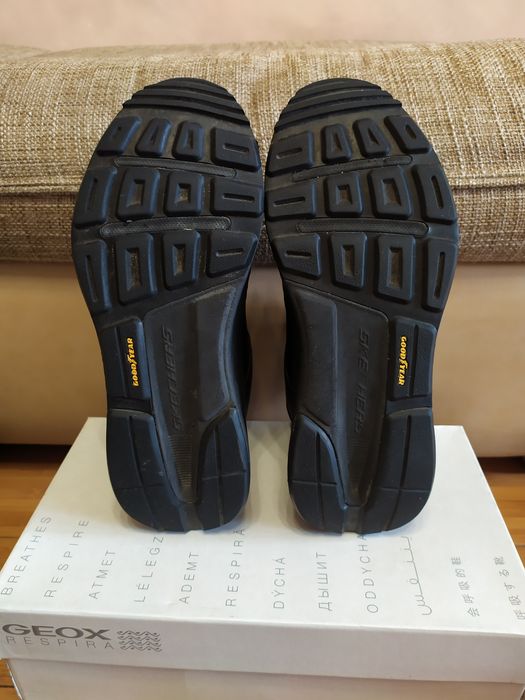 Шикарные кроссовки Skechers размер 42