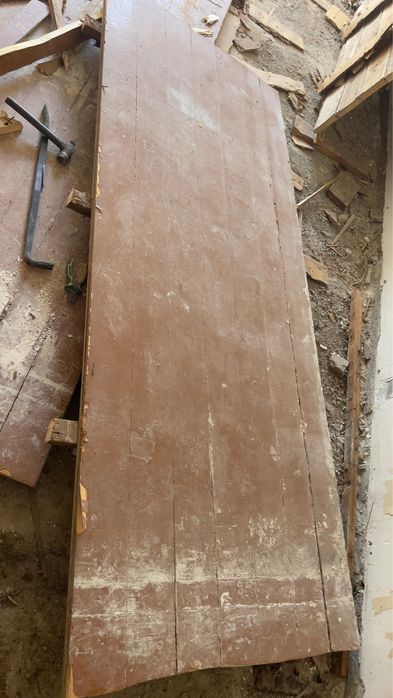 Ағаш полдан шыққан ТЕГІН