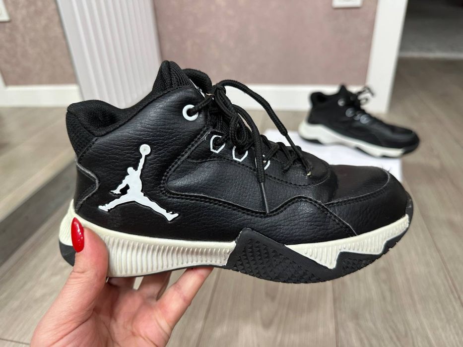 Продаются кроссовки.