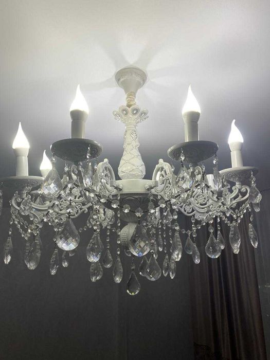 Продам люстру для зала 60 000 тенге.